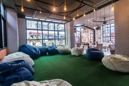 18 Coins Cafe & Hostel - 11