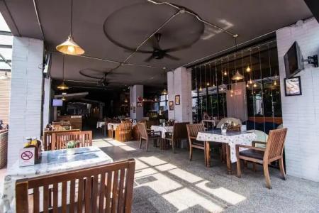 18 Coins Cafe & Hostel - 6
