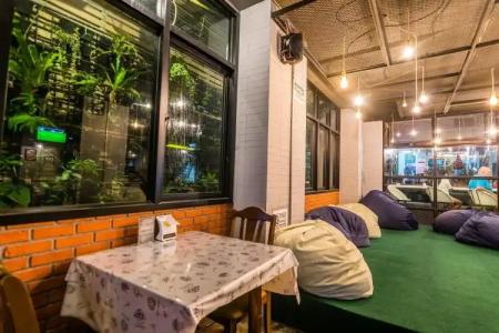 18 Coins Cafe & Hostel - 5
