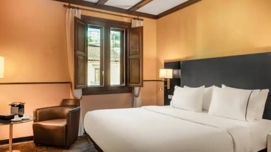 Palacio de Santa Paula, Autograph Collection - 100