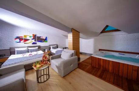 Laren Family & Spa - Boutique Class - 179