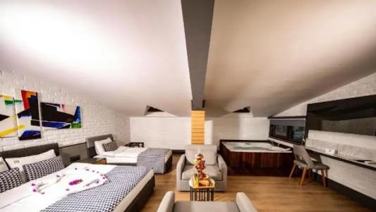 Laren Family & Spa - Boutique Class - 110