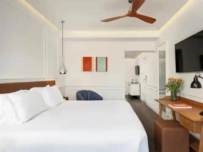 H10 Universitat - 38