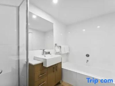 APX World Square - 96