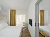 2 Bedrooms Standard Family room with balcony