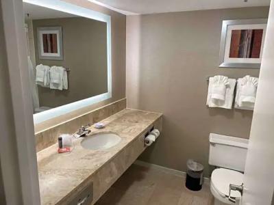 LaGuardia Plaza - 36