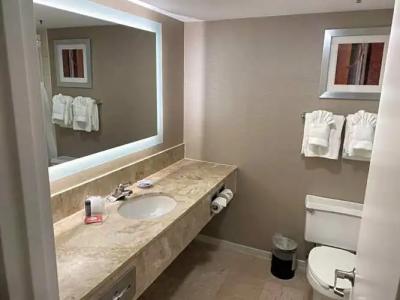 LaGuardia Plaza - 34