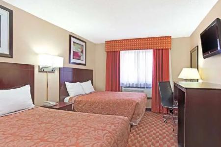 Super 8 by Wyndham Long Island City LGA - 2