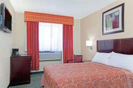 Super 8 by Wyndham Long Island City LGA - 3