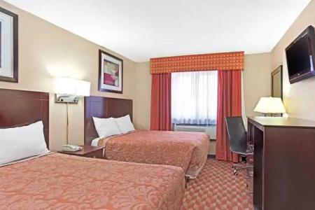 Super 8 by Wyndham Long Island City LGA - 9