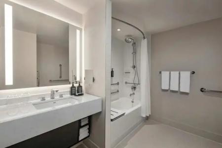 Sheraton LaGuardia East - 27