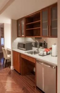 The Manhattan Club - 101