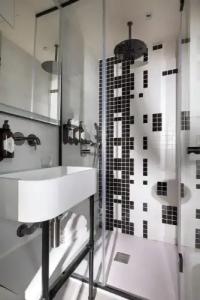 Hôtel Raspail Montparnasse - 111