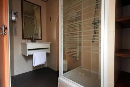 Hôtel Des Trois Gares - 9