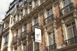 Villathena, Paris