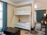 Quadruple Family room with balcony