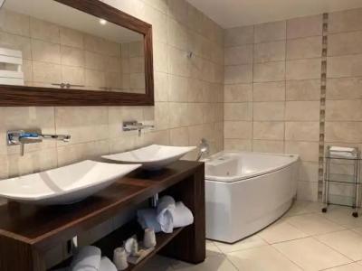 Best Western Premier Le Patio des Artistes Wellness Jacuzzi - 121