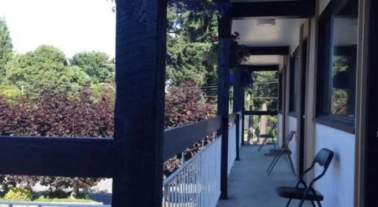 Departure Bay Motel - 6