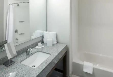 Courtyard by Marriott Richmond Downtown - 9