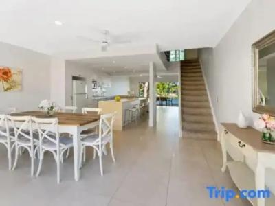 Noosa Entrance Waterfront Resort - 300