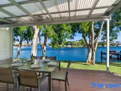 Noosa Entrance Waterfront Resort - 325