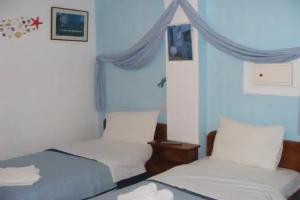 Lucia Villas, Perissa