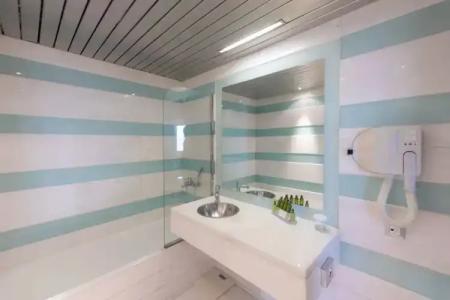 Dorian Inn - Sure Collection by Best Western - 75