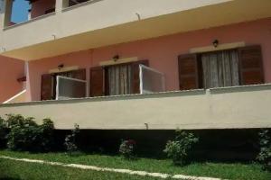 Roza's Home and Studios, Benitses