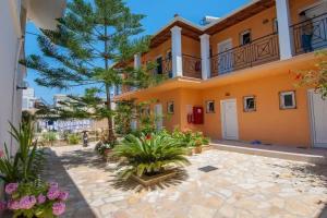 Konstantina Apartments, Kavos