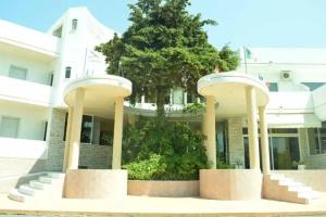 Sabina Hotel, Theologos