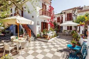 Amalthia Studios, Skiathos Town