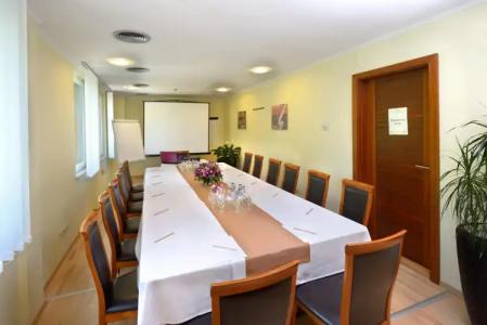 Holiday Beach Budapest Wellness with Sauna Park - 14