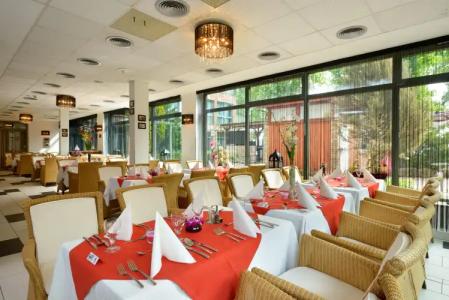 Holiday Beach Budapest Wellness with Sauna Park - 23