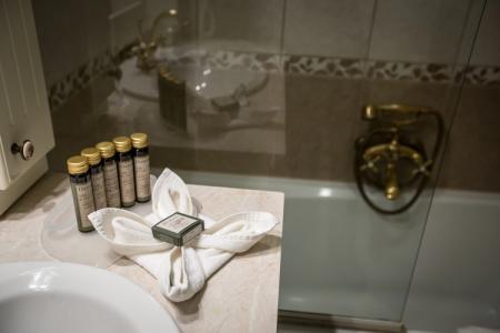 Queen's Court & Residence - 41