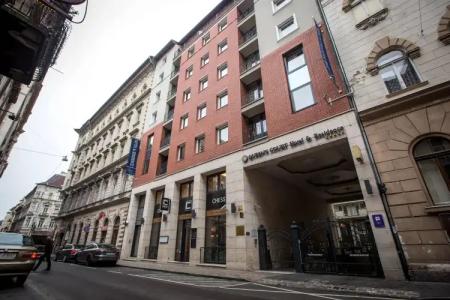 Queen's Court & Residence - 47