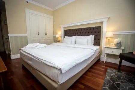 Queen's Court & Residence - 6