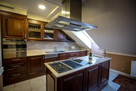 Queen's Court & Residence - 35