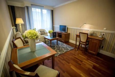 Queen's Court & Residence - 44