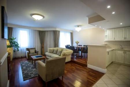 Queen's Court & Residence - 15