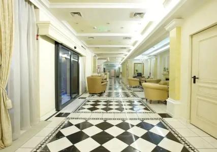 Queen's Court & Residence - 17