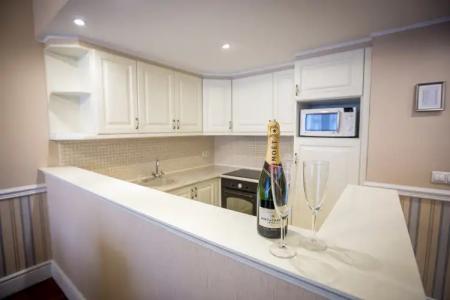 Queen's Court & Residence - 32