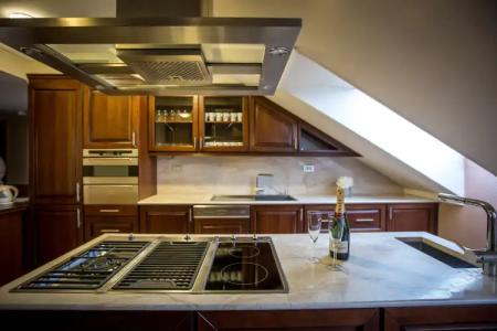 Queen's Court & Residence - 36