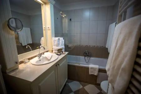 Queen's Court & Residence - 42