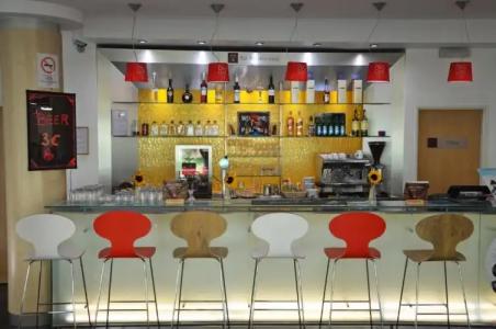 Ibis Gyor - 18