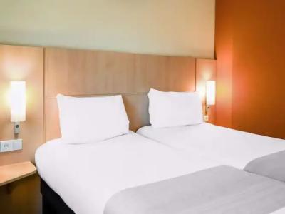 Ibis Gyor - 45