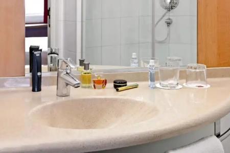 Ibis Gyor - 51
