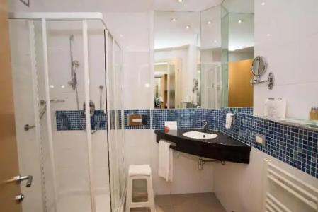 Best Western Palace Inn - 73