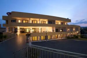 Grand Hotel Sofia, Noto