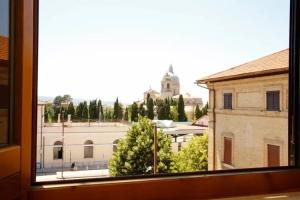 Hotel Mom, Assisi