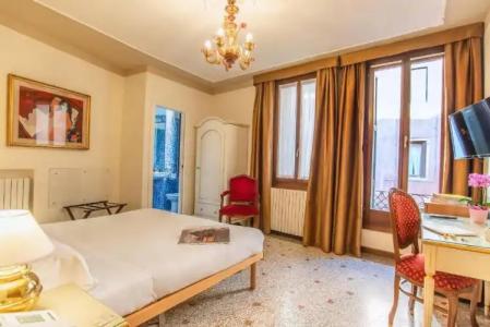 La Fenice et Des Artistes - 36